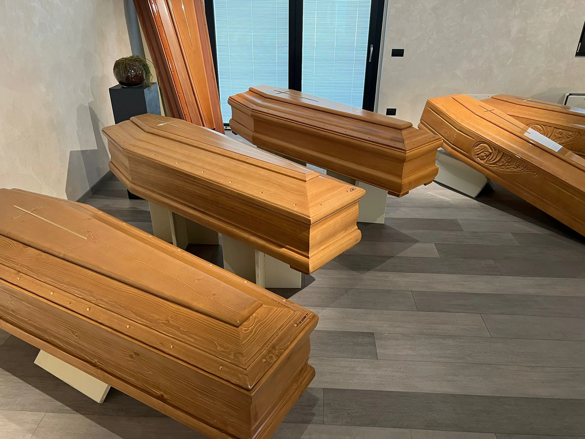 Esposizione di cofani funebri in legno presso Fratelli Ruggeri – servizi funebri personalizzati a Bergamo